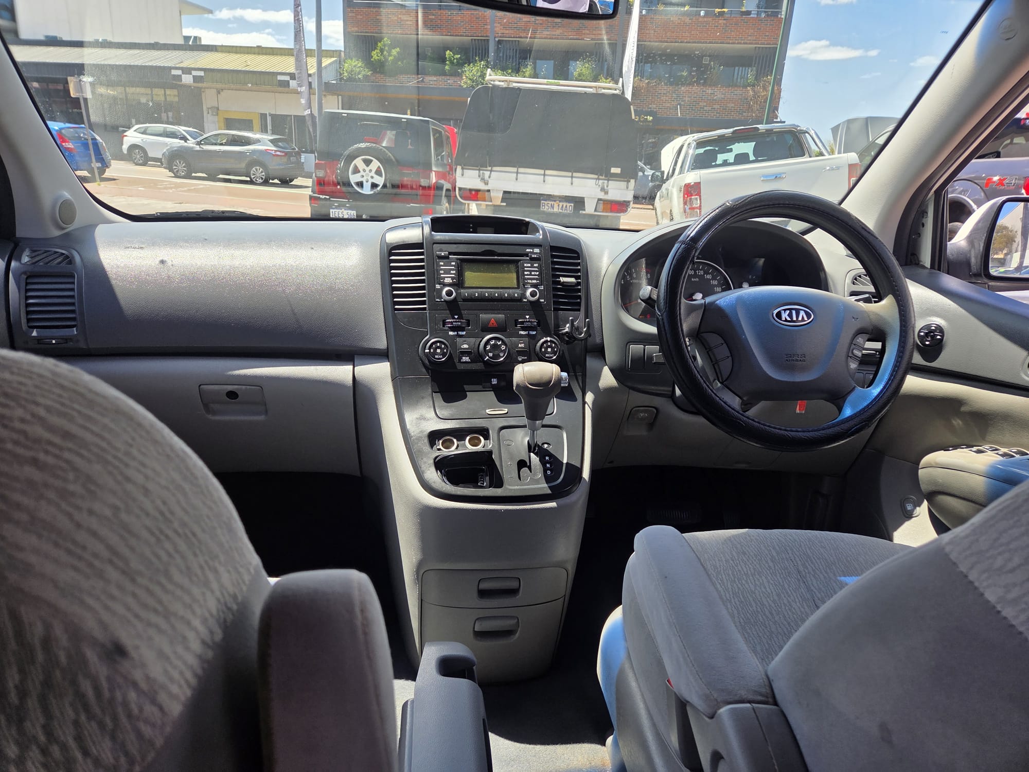 2011 Kia GRAND CARNIVAL — photo 4