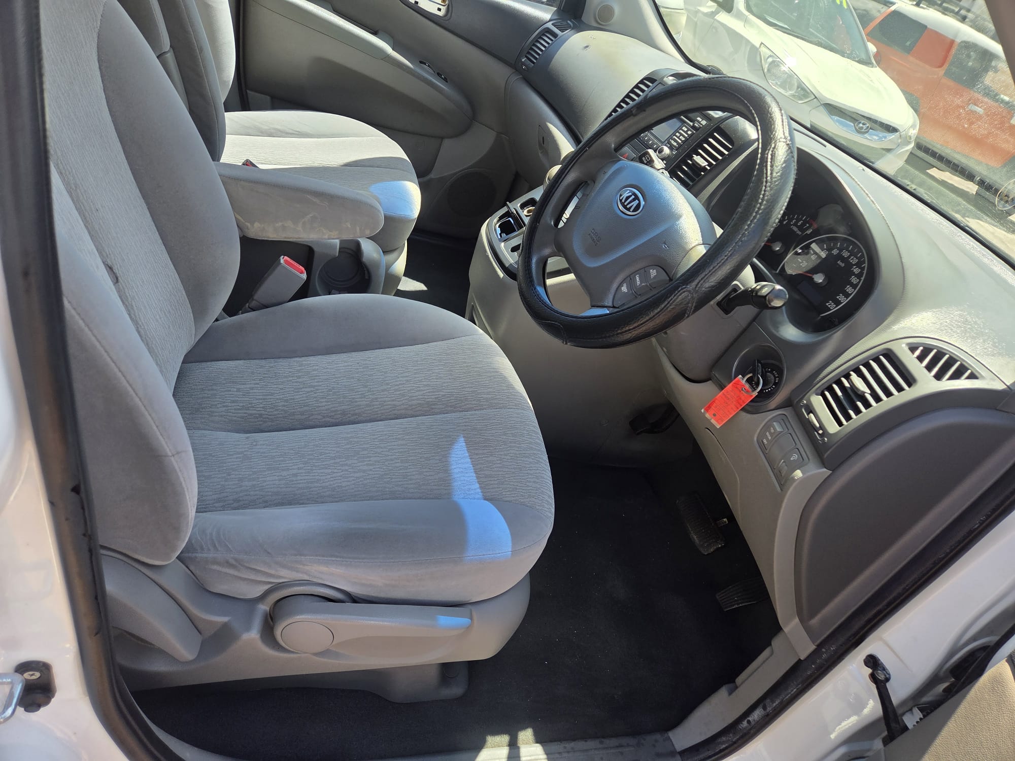 2011 Kia GRAND CARNIVAL — photo 2